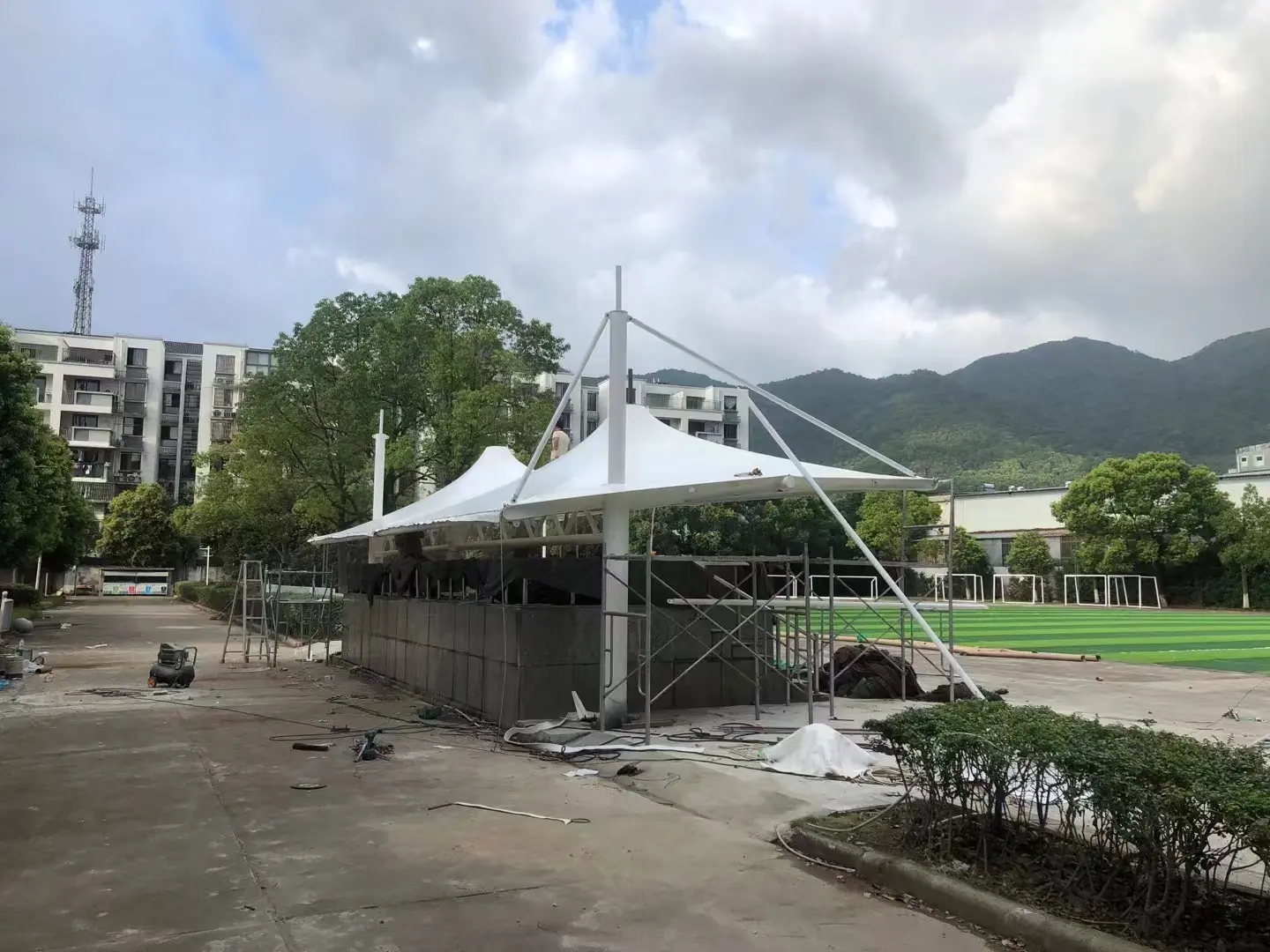 2026年贵州黔南停车棚球场棚改造纪实:老旧雨棚换新,运维压力怎么降